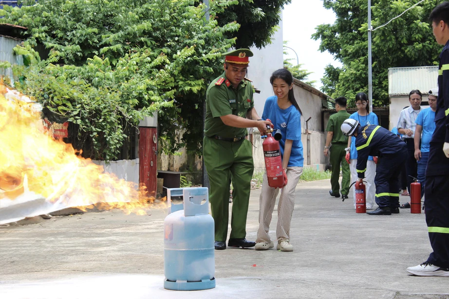 Hà Nội: Học sinh khiếm thính trải nghiệm kỹ năng phòng cháy chữa cháy - Ảnh 1.