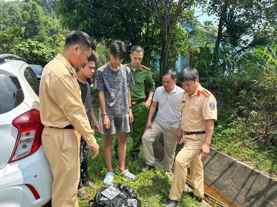 Cảnh s&aacute;t giao th&ocirc;ng Tuy&ecirc;n Quang phối hợp, truy bắt 3 đối tượng cố &yacute; g&acirc;y thương t&iacute;ch - Ảnh 1.