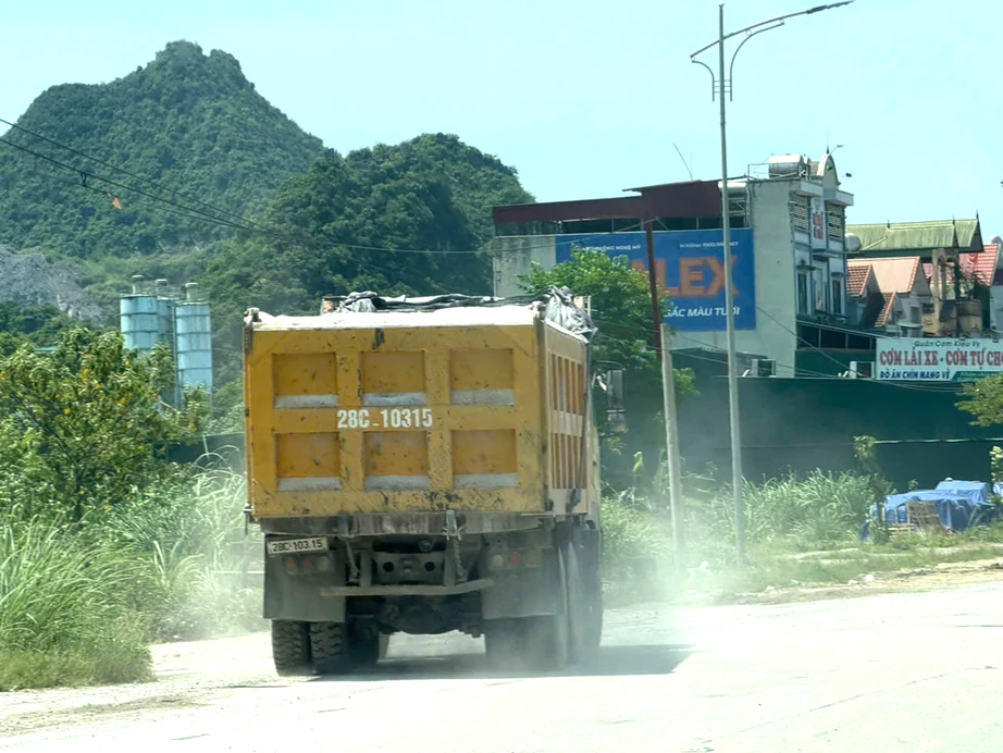 Phú Thọ xử lý xe tải chở đất gây mất an toàn giao thông năm 2026 - Ảnh 2.
