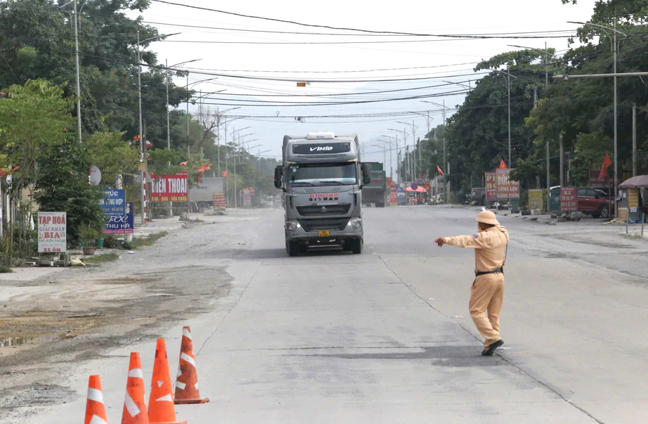 Phú Thọ xử lý xe tải chở đất gây mất an toàn giao thông năm 2026 - Ảnh 4.