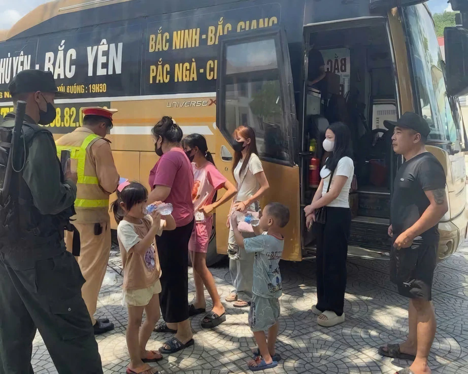 Ph&uacute; Thọ: Xe kh&aacute;ch chở qu&aacute; 48 người, dự kiến bị phạt 124,5 triệu đồng - Ảnh 1.