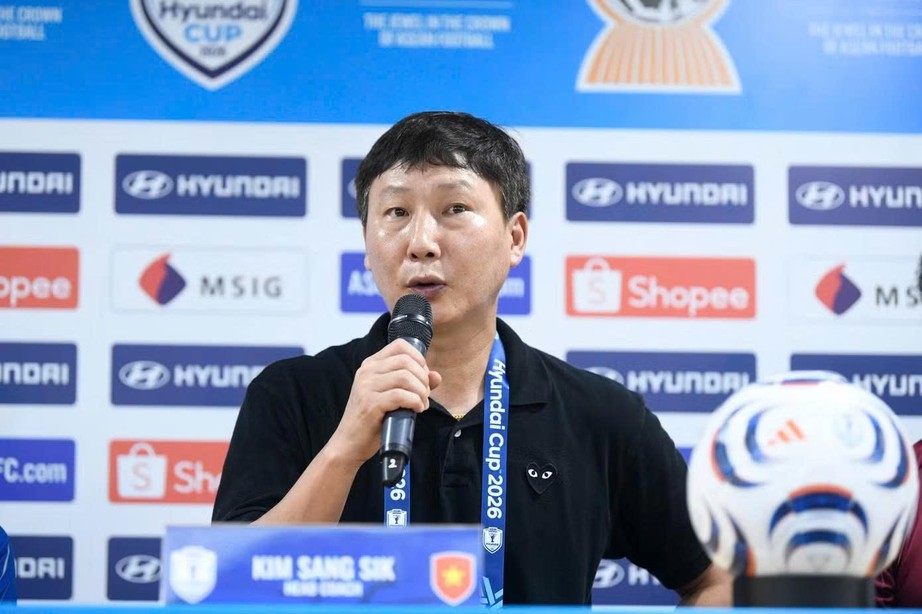HLV Kim Sang-sik khen ngợi hai ng&ocirc;i sao của tuyển Việt Nam sau trận thắng Malaysia - Ảnh 1.
