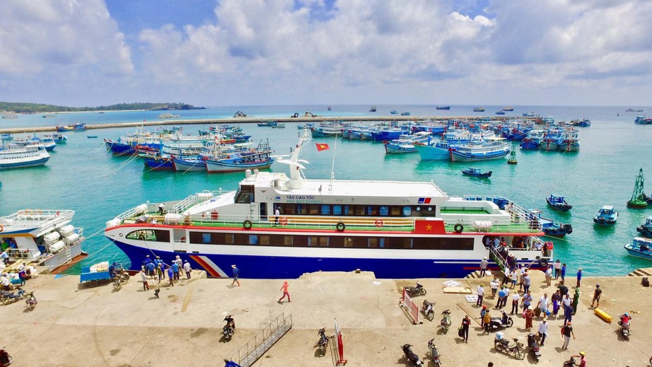 Siết kiểm tra t&agrave;u kh&aacute;ch ra đảo Ph&uacute; Qu&yacute;, thuyền vi&ecirc;n được kiểm tra nồng độ cồn - Ảnh 1.