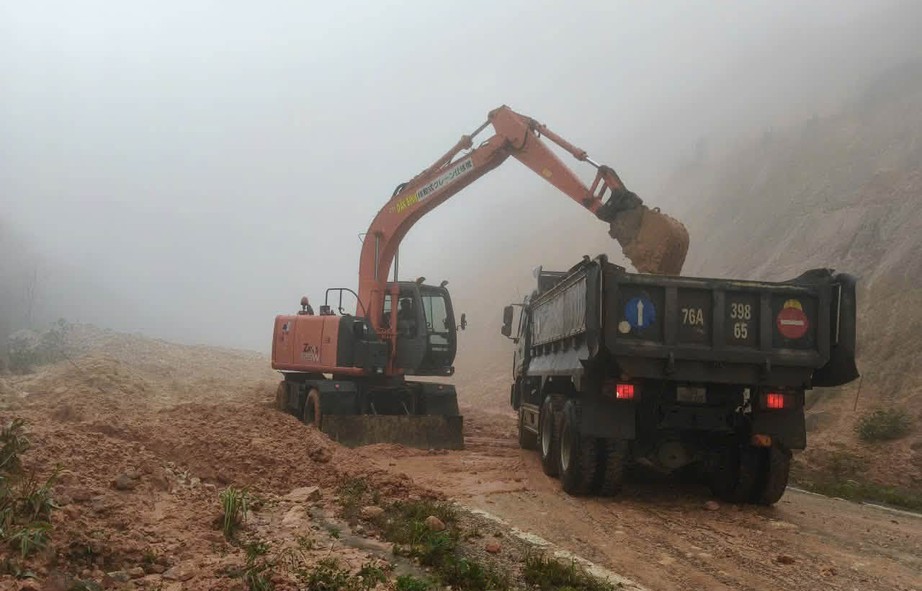 Sạt lở n&uacute;i g&acirc;y &aacute;ch tắc giao th&ocirc;ng tr&ecirc;n QL40B v&agrave; nhiều tuyến tỉnh lộ ph&iacute;a T&acirc;y Quảng Ng&atilde;i  - Ảnh 12.