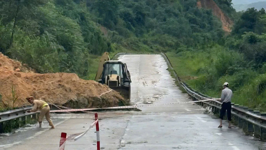 Sạt lở n&uacute;i g&acirc;y &aacute;ch tắc giao th&ocirc;ng tr&ecirc;n QL40B v&agrave; nhiều tuyến tỉnh lộ ph&iacute;a T&acirc;y Quảng Ng&atilde;i  - Ảnh 2.