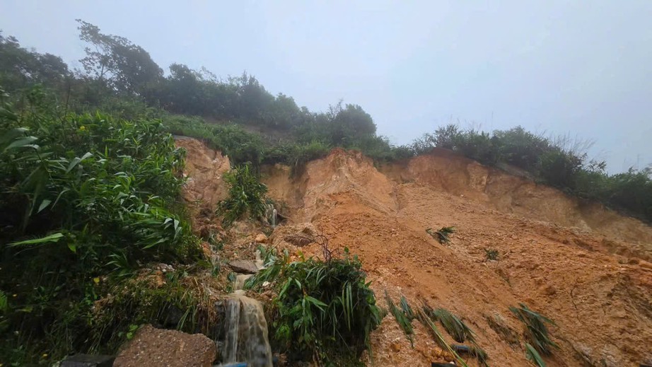 Sạt lở n&uacute;i g&acirc;y &aacute;ch tắc giao th&ocirc;ng tr&ecirc;n QL40B v&agrave; nhiều tuyến tỉnh lộ ph&iacute;a T&acirc;y Quảng Ng&atilde;i  - Ảnh 4.