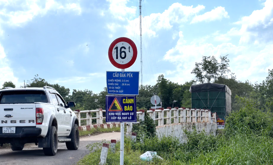 Đắk Lắk: Cầu Đắk P&eacute;k hư hỏng, tiềm ẩn nguy cơ mất an to&agrave;n giao th&ocirc;ng - Ảnh 1.
