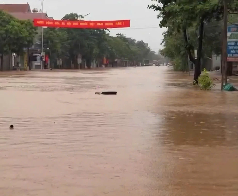 Bắc Ninh: Mưa b&atilde;o g&acirc;y chia cắt QL 31, lũ tr&ecirc;n nhiều s&ocirc;ng đ&atilde; vượt b&aacute;o động 3 - Ảnh 1.