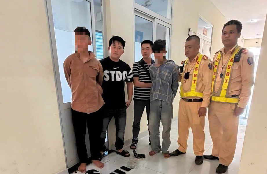 CSGT Quảng Ng&atilde;i truy bắt hai đối tượng cướp giật li&ecirc;n tỉnh - Ảnh 1.