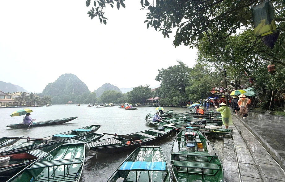 Ninh B&igrave;nh tạm dừng nhiều điểm du lịch do b&atilde;o số 4 v&agrave; mưa lũ năm 2026 - Ảnh 2.