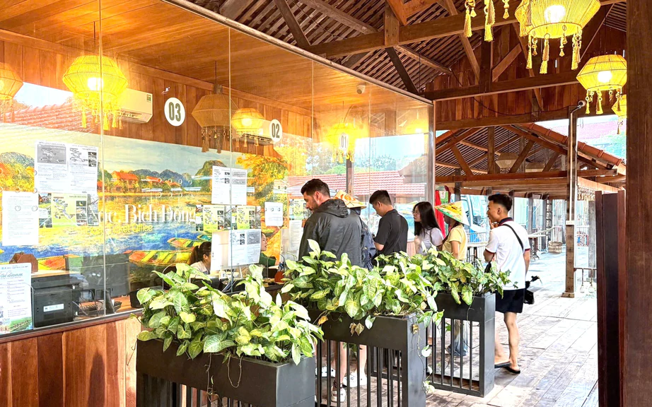 Ninh B&igrave;nh tạm dừng nhiều điểm du lịch do b&atilde;o số 4 v&agrave; mưa lũ năm 2026 - Ảnh 1.