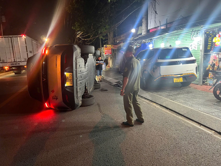 TP.HCM: Taxi lao l&ecirc;n vỉa h&egrave;, t&ocirc;ng &ocirc; t&ocirc; rồi lật nghi&ecirc;ng - Ảnh 1.
