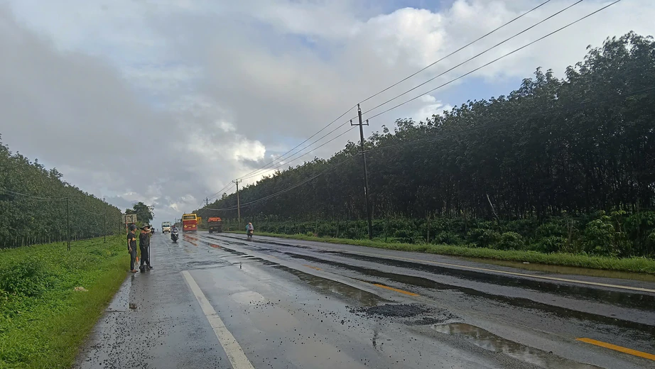 Khẩn trương khắc phục hư hỏng đường Hồ Ch&iacute; Minh, Trường Sơn Đ&ocirc;ng trước Quốc kh&aacute;nh 2/9 - Ảnh 1.