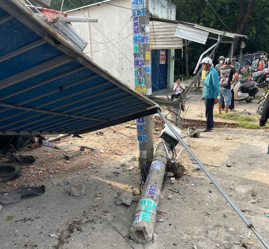 TP.HCM: Ô tô tông 2 xe máy rồi lao vào nhà dân, 2 người thương vong - Ảnh 3.