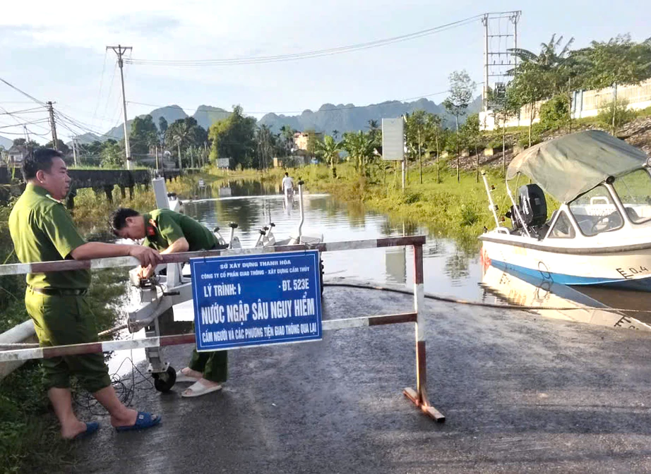 Thanh H&oacute;a: H&agrave;ng chục điểm ngập, sạt lở g&acirc;y tắc đường - Ảnh 2.