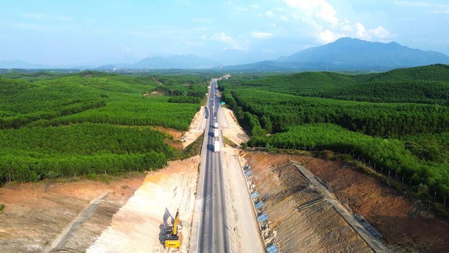 6 th&aacute;ch thức lớn cản tiến độ thi c&ocirc;ng mở rộng cao tốc Cam Lộ - La Sơn - Ảnh 1.
