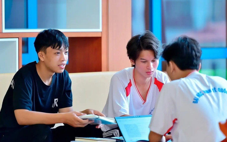 Tuyển sinh đại học 2026: Th&iacute; sinh đổ về nh&oacute;m ng&agrave;nh c&ocirc;ng nghệ, b&aacute;n dẫn - Ảnh 1.