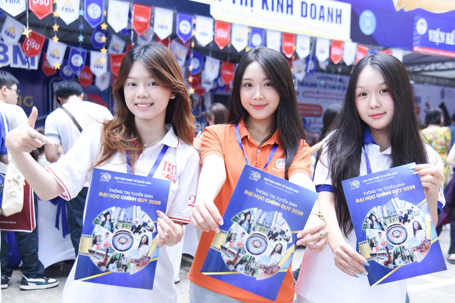 Tuyển sinh đại học 2026: Th&iacute; sinh đổ về nh&oacute;m ng&agrave;nh c&ocirc;ng nghệ, b&aacute;n dẫn - Ảnh 2.