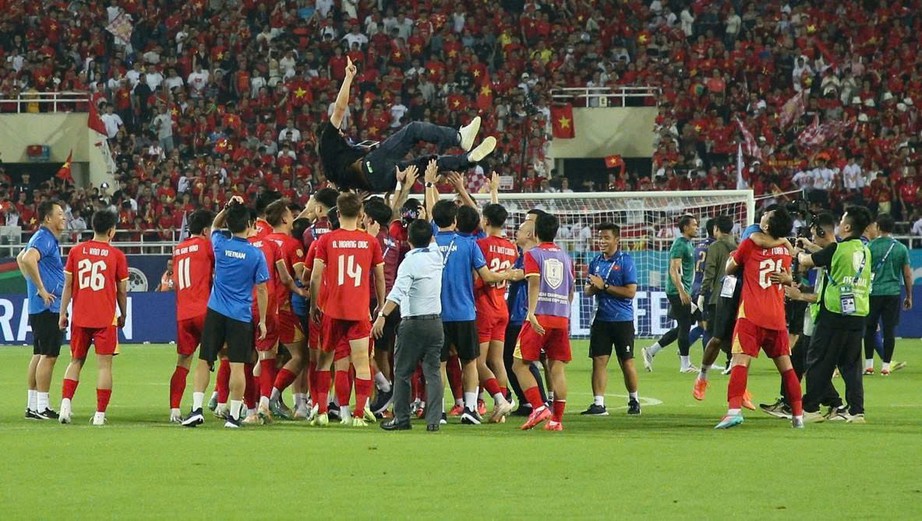 HLV Kim Sang-sik đi v&agrave;o lịch sử sau chức v&ocirc; địch AFF Cup 2026 - Ảnh 1.