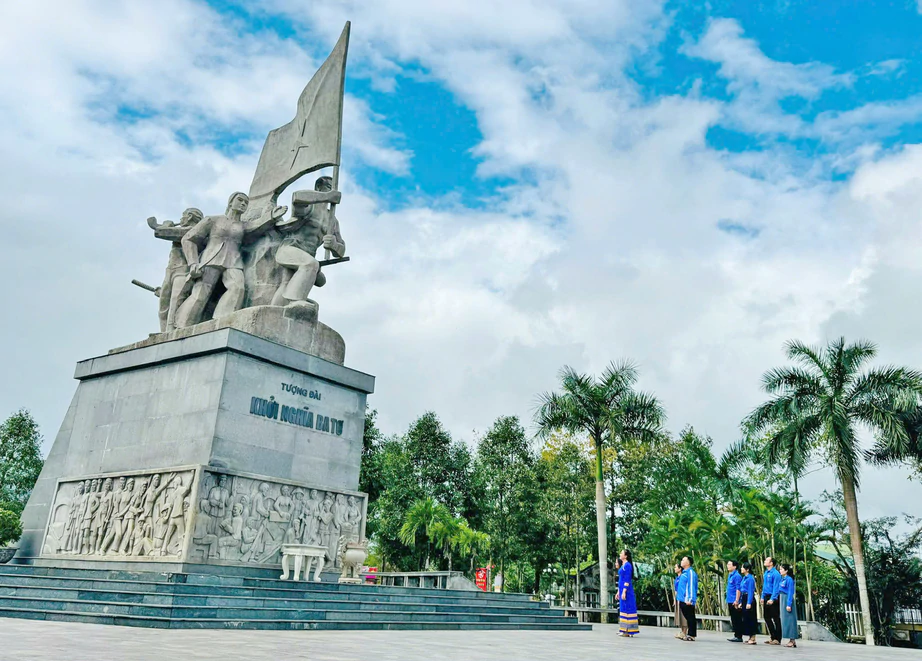 Diện mạo mới tr&ecirc;n cung đường lịch sử ở Ba Tơ - Ảnh 1.