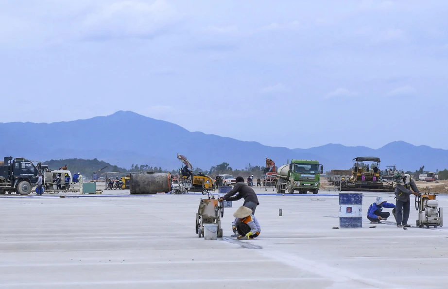 Tập trung ho&agrave;n th&agrave;nh dự &aacute;n mở rộng Cảng h&agrave;ng kh&ocirc;ng Ph&ugrave; C&aacute;t, sẵn s&agrave;ng bay hiệu chuẩn - Ảnh 1.