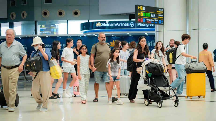 Nội Bài phục vụ hơn 700 chuyến bay ngày đầu nghỉ lễ 2/9 - Ảnh 1.