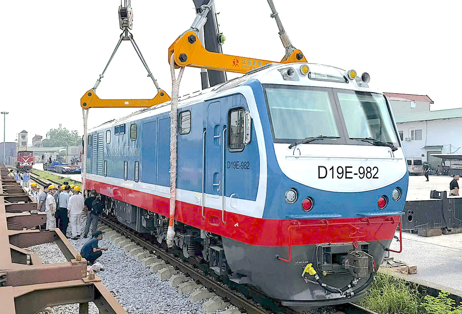 Tiếp nhận đầu máy công suất lớn, đường sắt tăng năng lực sức kéo - Ảnh 2.