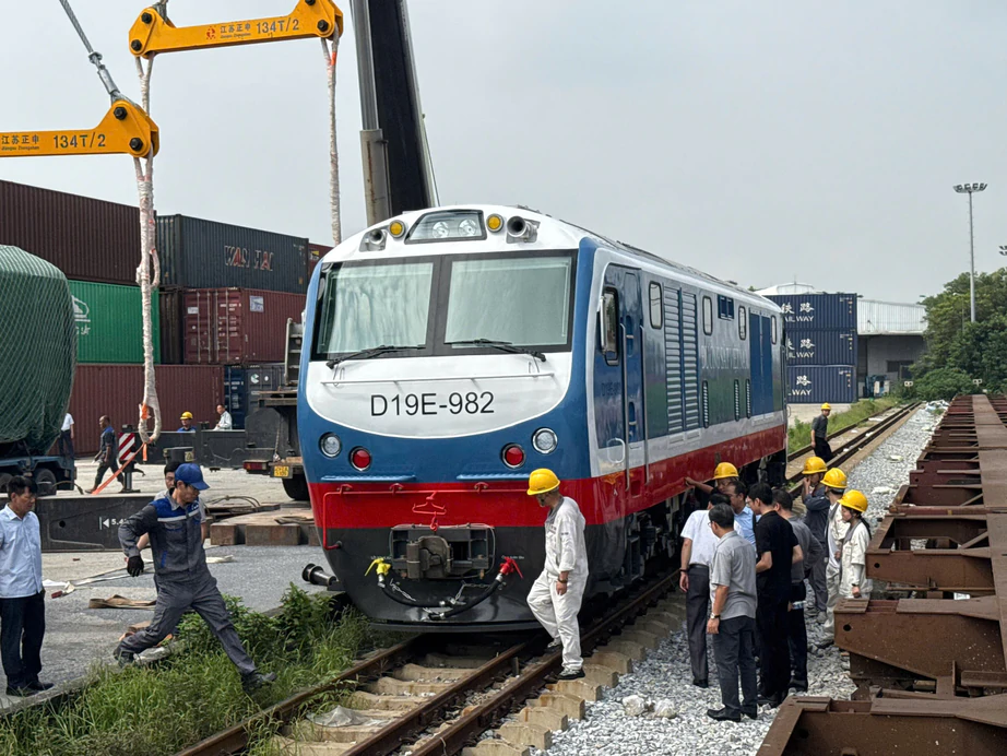 Tiếp nhận đầu máy công suất lớn, đường sắt tăng năng lực sức kéo - Ảnh 1.