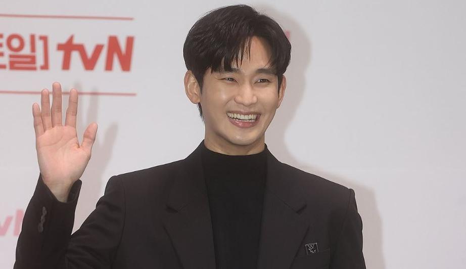Kim Soo Hyun xuất hiện công khai, chào hỏi khán giả sau hơn 1 năm vướng ồn ào - Ảnh 2.