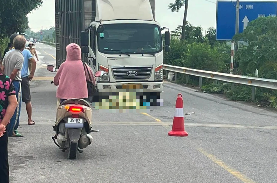 Ninh B&igrave;nh: Người phụ nữ đi xe đạp điện tử vong sau va chạm với xe tải  - Ảnh 1.