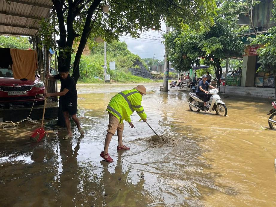 Cảnh s&aacute;t giao th&ocirc;ng L&agrave;o Cai chủ động gi&uacute;p d&acirc;n xử l&yacute; sự cố do mưa lũ, bảo đảm ATGT - Ảnh 2.