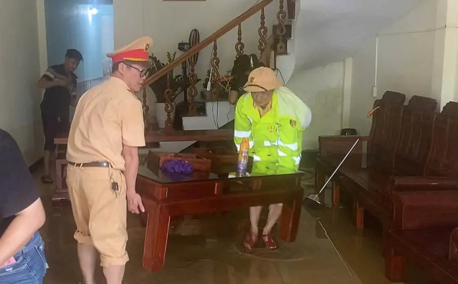 Cảnh s&aacute;t giao th&ocirc;ng L&agrave;o Cai chủ động gi&uacute;p d&acirc;n xử l&yacute; sự cố do mưa lũ, bảo đảm ATGT - Ảnh 3.