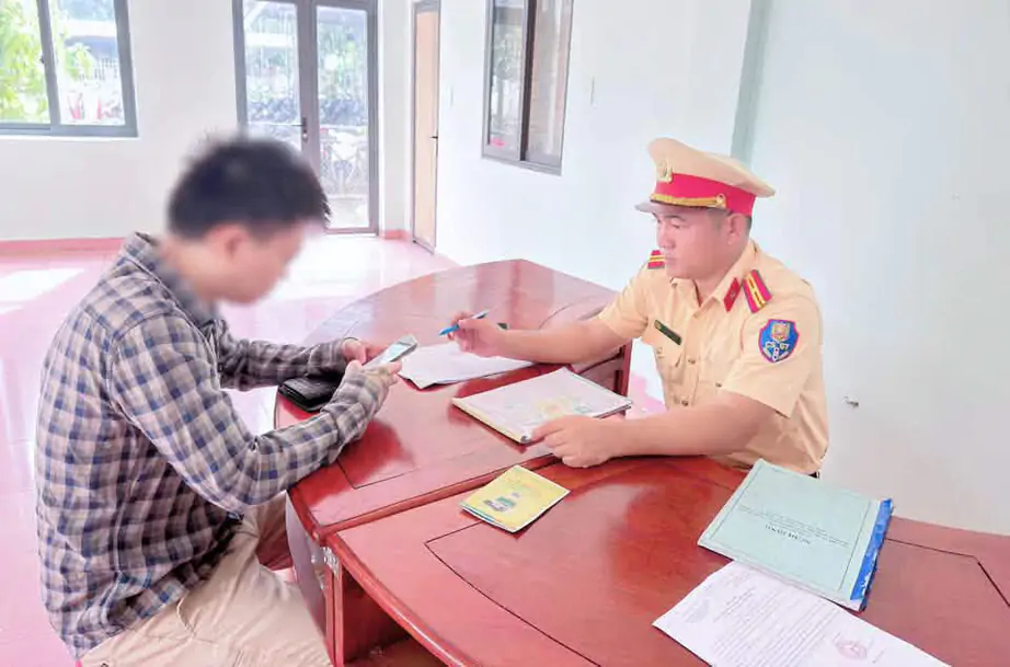 Bị phạt 5 triệu đồng, trừ 2 điểm giấy ph&eacute;p l&aacute;i xe v&igrave; l&aacute;i &ocirc; t&ocirc; đi sai phần đường - Ảnh 1.
