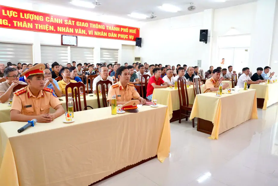 CSGT Huế tuy&ecirc;n truyền, hướng dẫn l&aacute;i xe an to&agrave;n cho doanh nghiệp vận tải - Ảnh 2.