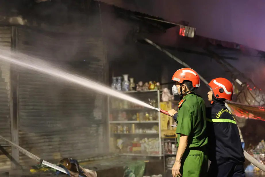 Ch&aacute;y khu vực Thương mại Bi&ecirc;n H&ograve;a: Hiện trường ngổn ngang, c&aacute;c tiểu thương trở lại dọn dẹp - Ảnh 21.
