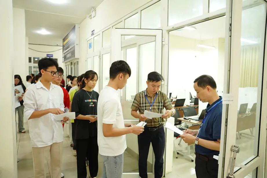 Sau vụ Tuy&ecirc;n Quang, l&agrave;m g&igrave; để kỳ thi tốt nghiệp trung học phổ th&ocirc;ng minh bạch hơn? - Ảnh 2.