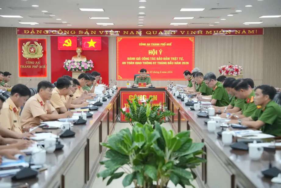 CSGT Huế tuy&ecirc;n truyền, hướng dẫn l&aacute;i xe an to&agrave;n cho doanh nghiệp vận tải - Ảnh 1.