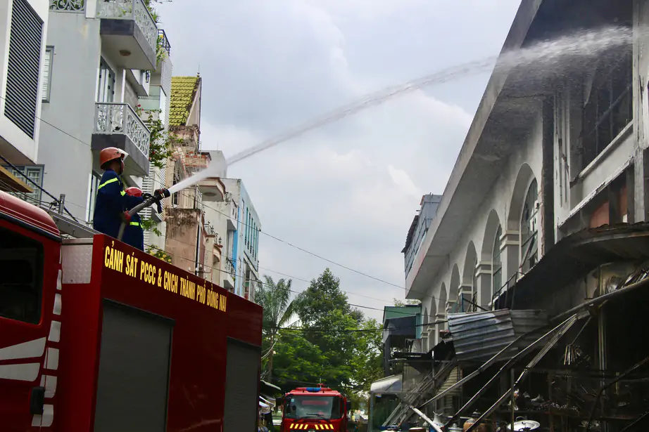 Ch&aacute;y khu vực Thương mại Bi&ecirc;n H&ograve;a: Hiện trường ngổn ngang, c&aacute;c tiểu thương trở lại dọn dẹp - Ảnh 13.