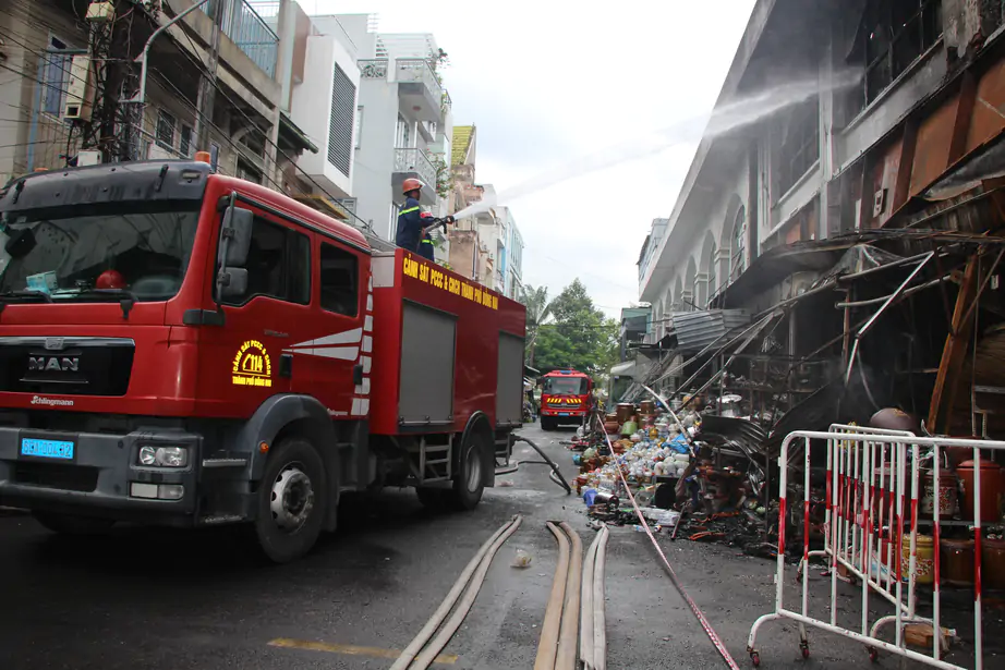 Ch&aacute;y khu vực Thương mại Bi&ecirc;n H&ograve;a: Hiện trường ngổn ngang, c&aacute;c tiểu thương trở lại dọn dẹp - Ảnh 8.