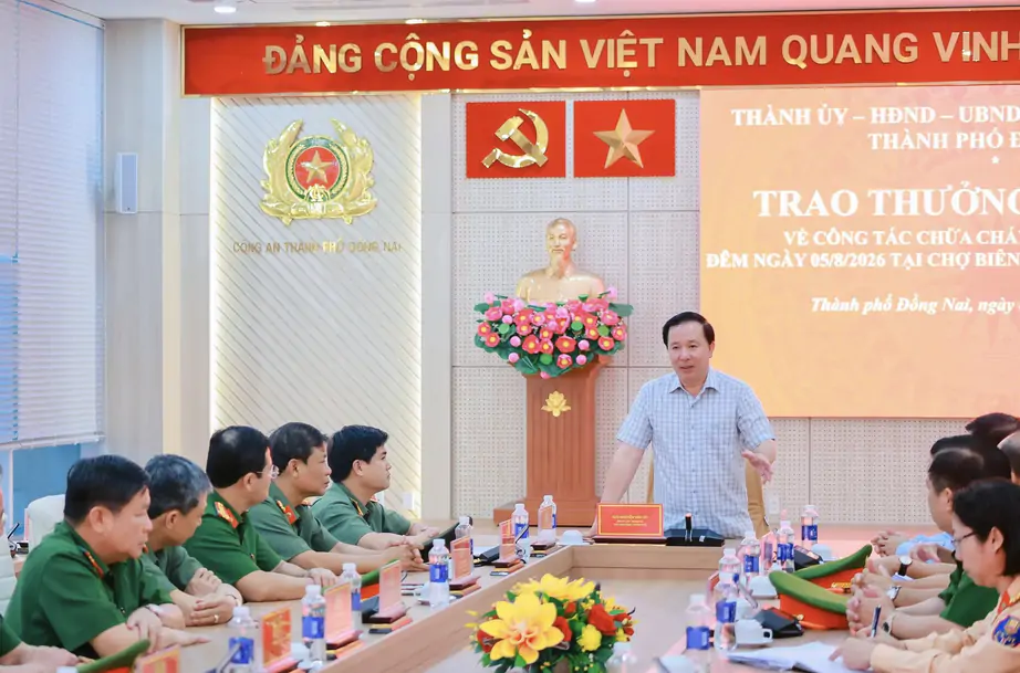 Dập tắt ch&aacute;y lớn tại chợ Bi&ecirc;n H&ograve;a, C&ocirc;ng an TP Đồng Nai được thưởng 500 triệu đồng - Ảnh 2.