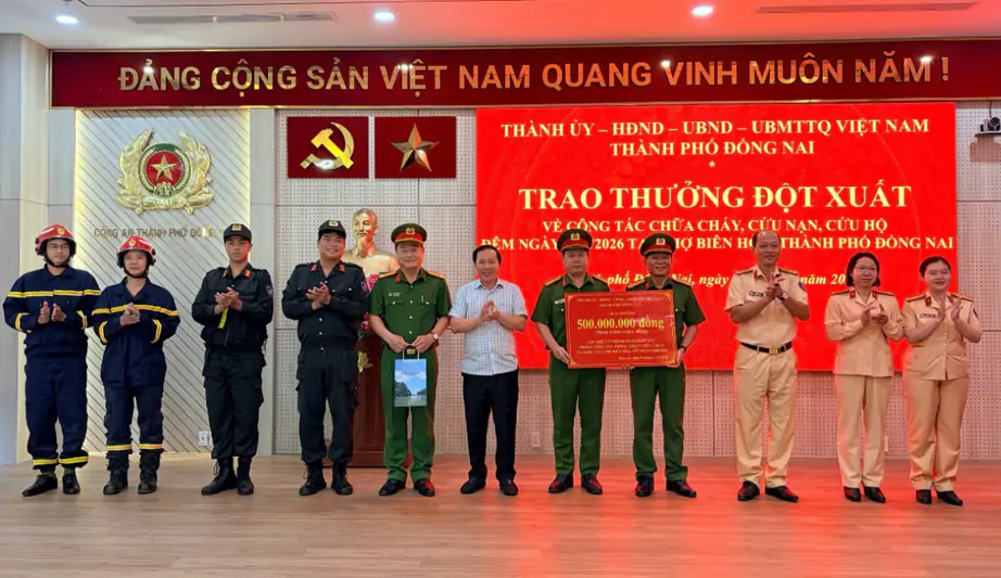 Dập tắt ch&aacute;y lớn tại chợ Bi&ecirc;n H&ograve;a, C&ocirc;ng an TP Đồng Nai được thưởng 500 triệu đồng - Ảnh 1.