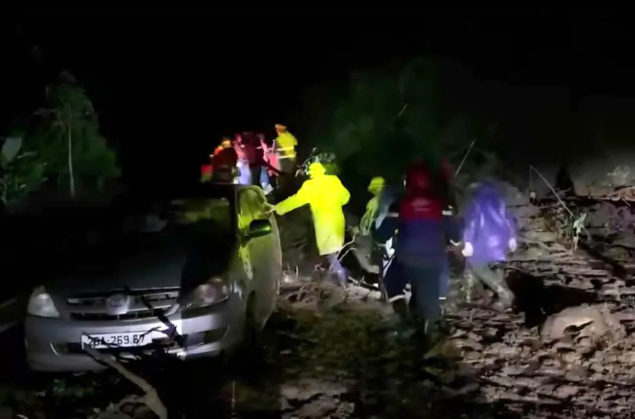 Mưa lớn g&acirc;y sạt lở quốc lộ 6 ở Sơn La , giao th&ocirc;ng t&ecirc; liệt cục bộ - Ảnh 2.
