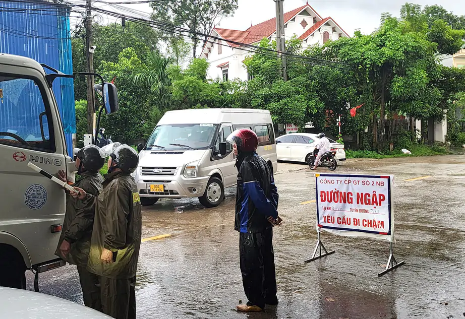 Ninh B&igrave;nh ứng ph&oacute; b&atilde;o số 3 bảo đảm giao th&ocirc;ng th&ocirc;ng suốt trong m&ugrave;a mưa lũ - Ảnh 1.
