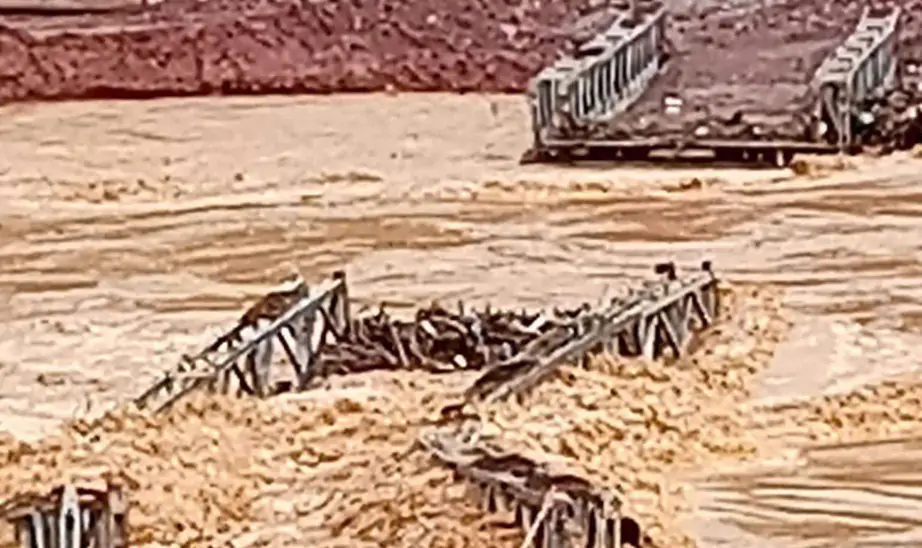 Nghệ An: Mưa lũ khiến cầu tạm bị trôi, sạt lở đất đá trên đường tỉnh 543D - Ảnh 1.