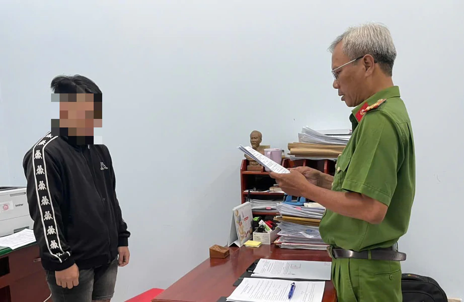 Hai thiếu ni&ecirc;n đ&aacute;nh, d&ugrave;ng dao đ&acirc;m nh&oacute;m người sau va chạm giao th&ocirc;ng- Ảnh 1.