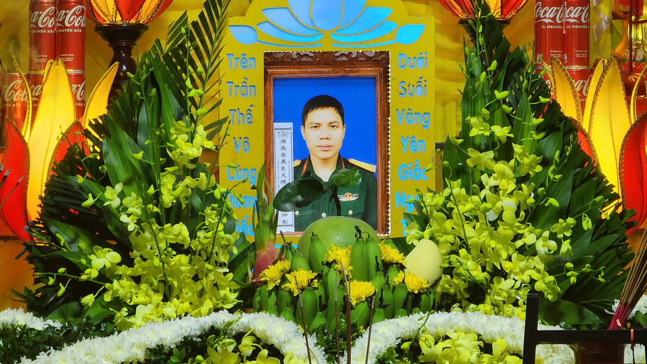 Truy thăng qu&acirc;n h&agrave;m trung t&aacute; đối với thiếu t&aacute; qu&acirc;n đội nhảy xuống s&ocirc;ng Tr&agrave; L&yacute; cứu người- Ảnh 1.