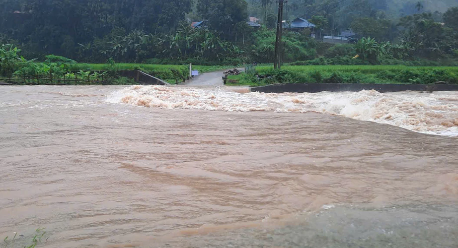 Mưa lớn g&acirc;y ngập, sạt lở nhiều tuyến đường ở Thanh H&oacute;a- Ảnh 1.