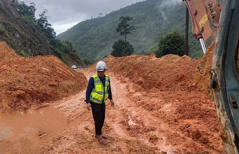 Khẩn trương khắc phục c&aacute;c vị tr&iacute; sạt lở, hư hỏng tr&ecirc;n c&aacute;c tuyến đường Quảng Trị do mưa lũ- Ảnh 4.