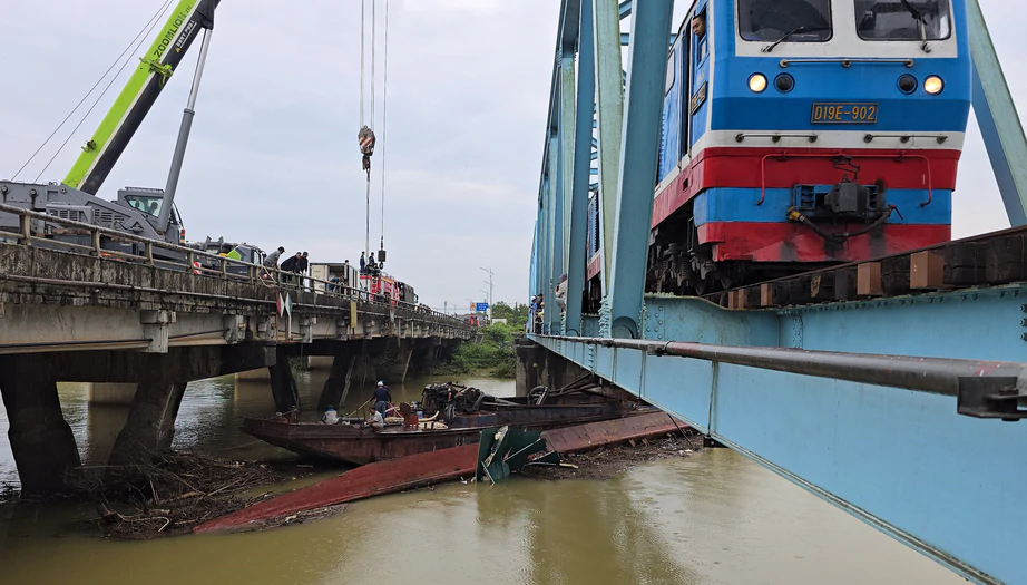Khẩn trương khắc phục c&aacute;c vị tr&iacute; sạt lở, hư hỏng tr&ecirc;n c&aacute;c tuyến đường Quảng Trị do mưa lũ- Ảnh 2.