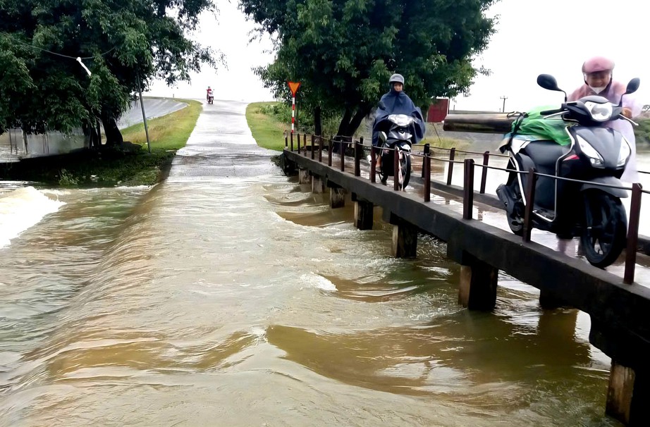 Ninh B&igrave;nh: Mưa lớn k&eacute;o d&agrave;i, hơn 300 học sinh nghỉ học, h&agrave;ng ngh&igrave;n hộ d&acirc;n bị ảnh hưởng- Ảnh 1.